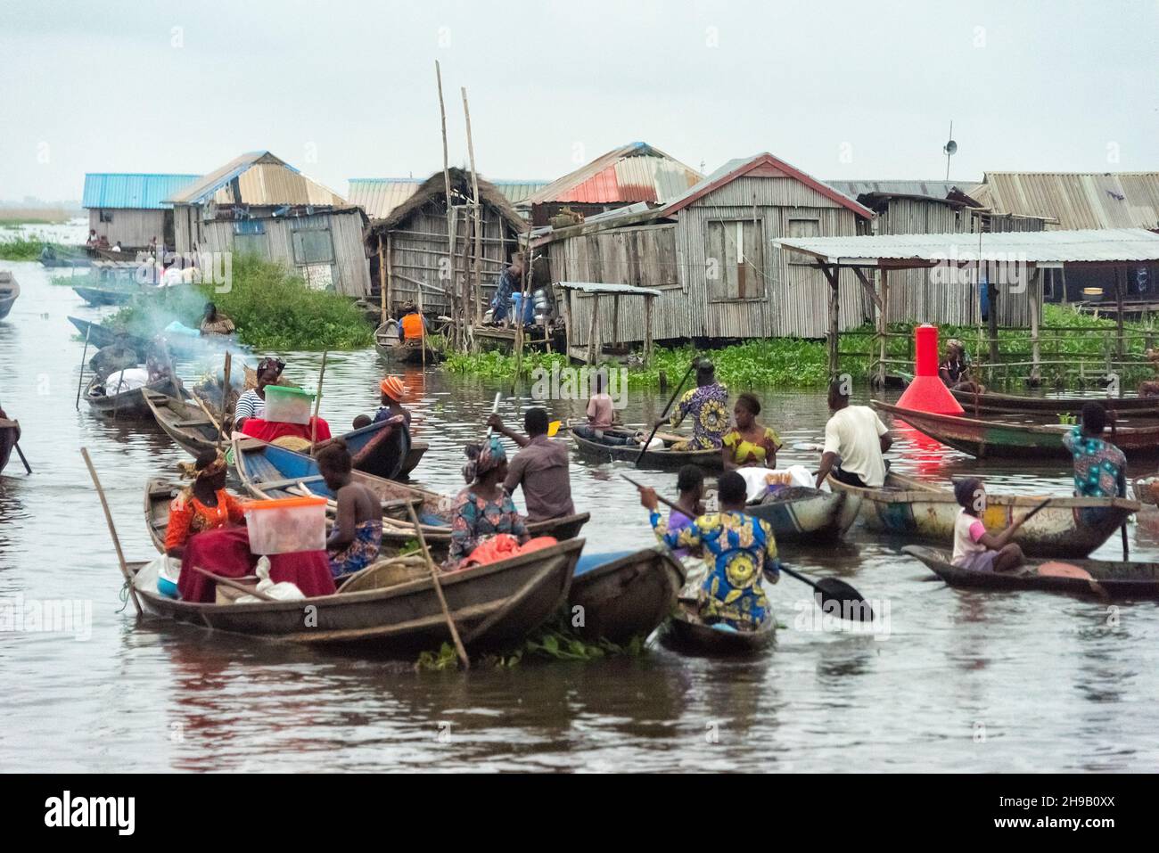 Bateaux sur le lac Nokoue pour le marché du matin, Ganvie, Bénin Banque D'Images