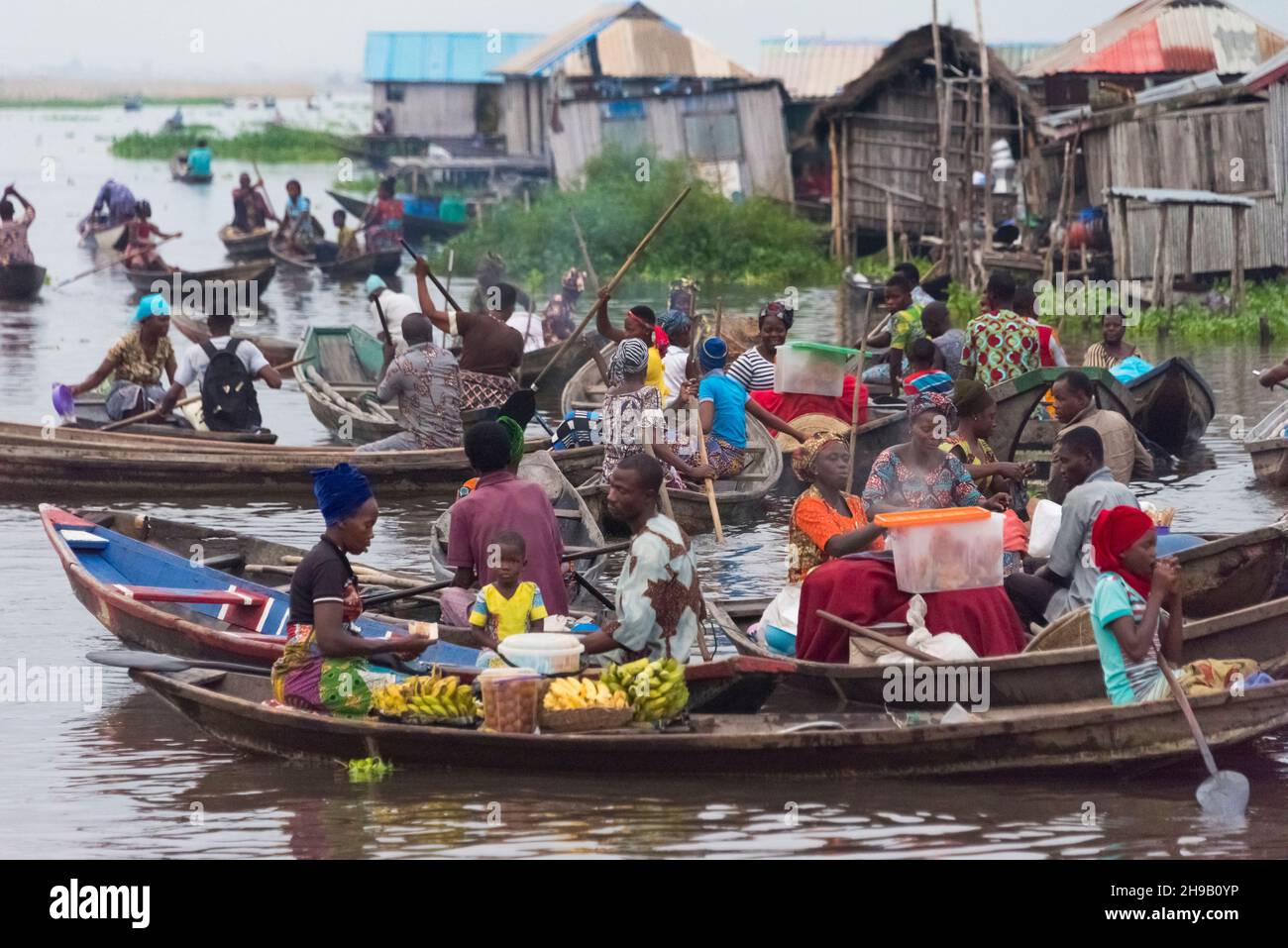 Bateaux sur le lac Nokoue pour le marché du matin, Ganvie, Bénin Banque D'Images