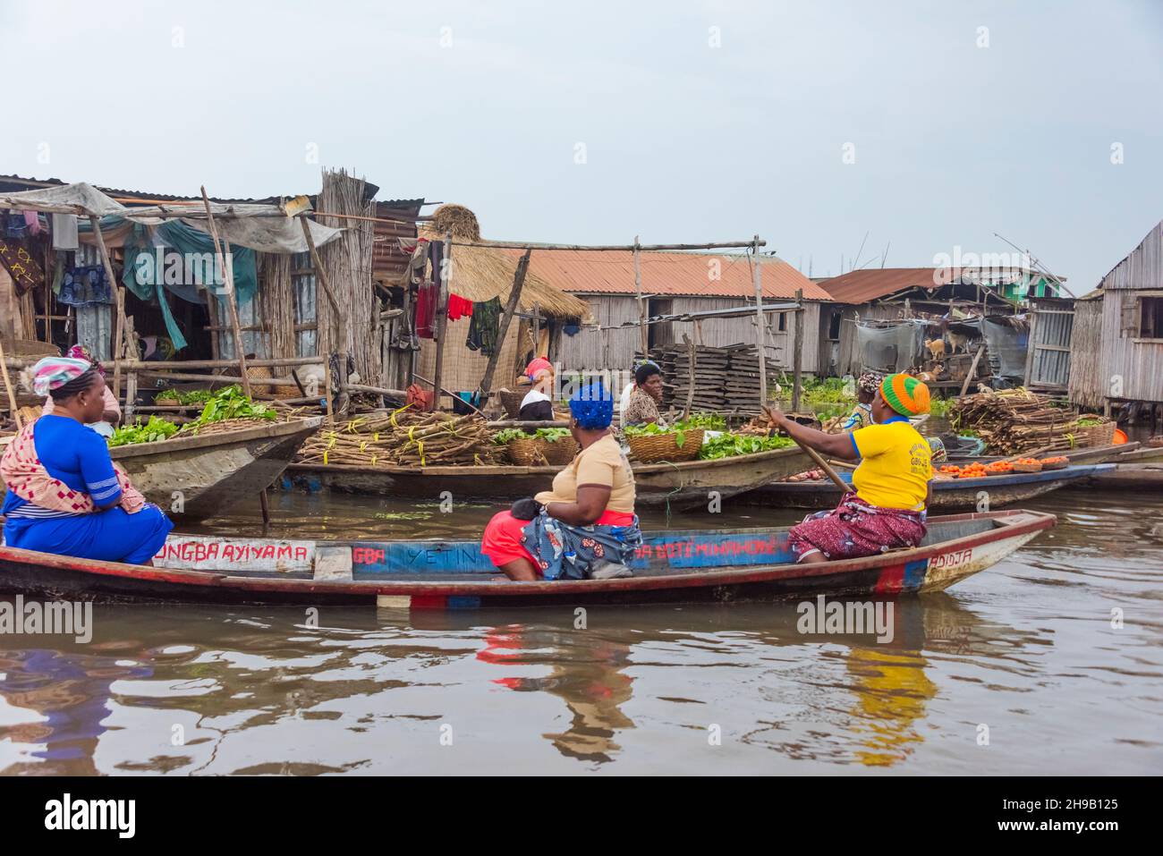 Marché flottant dans le village lacustre de Ganvie sur le lac Nokoue, Bénin Banque D'Images