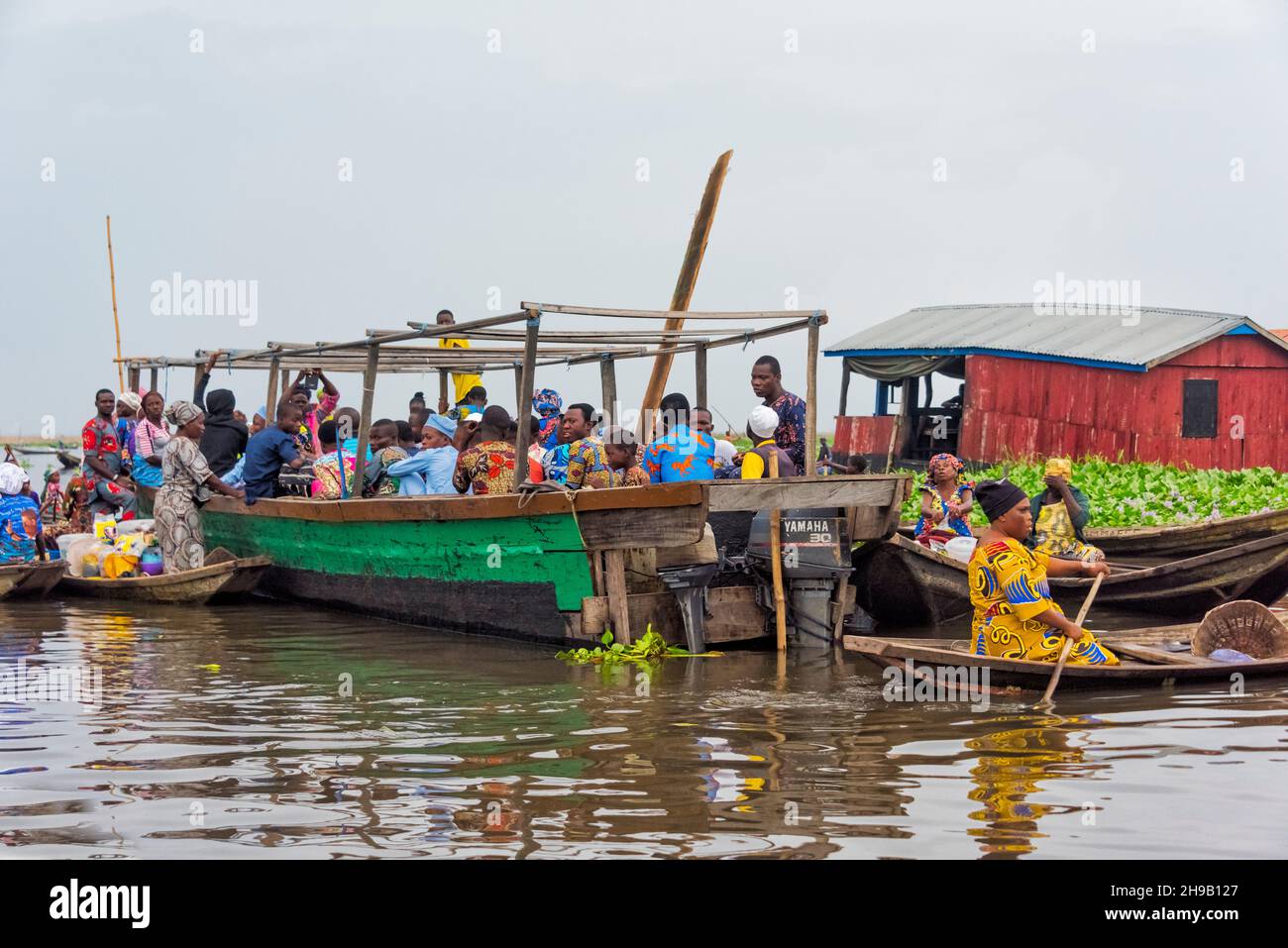 Ferry sur le lac Nokoue, Bénin Banque D'Images