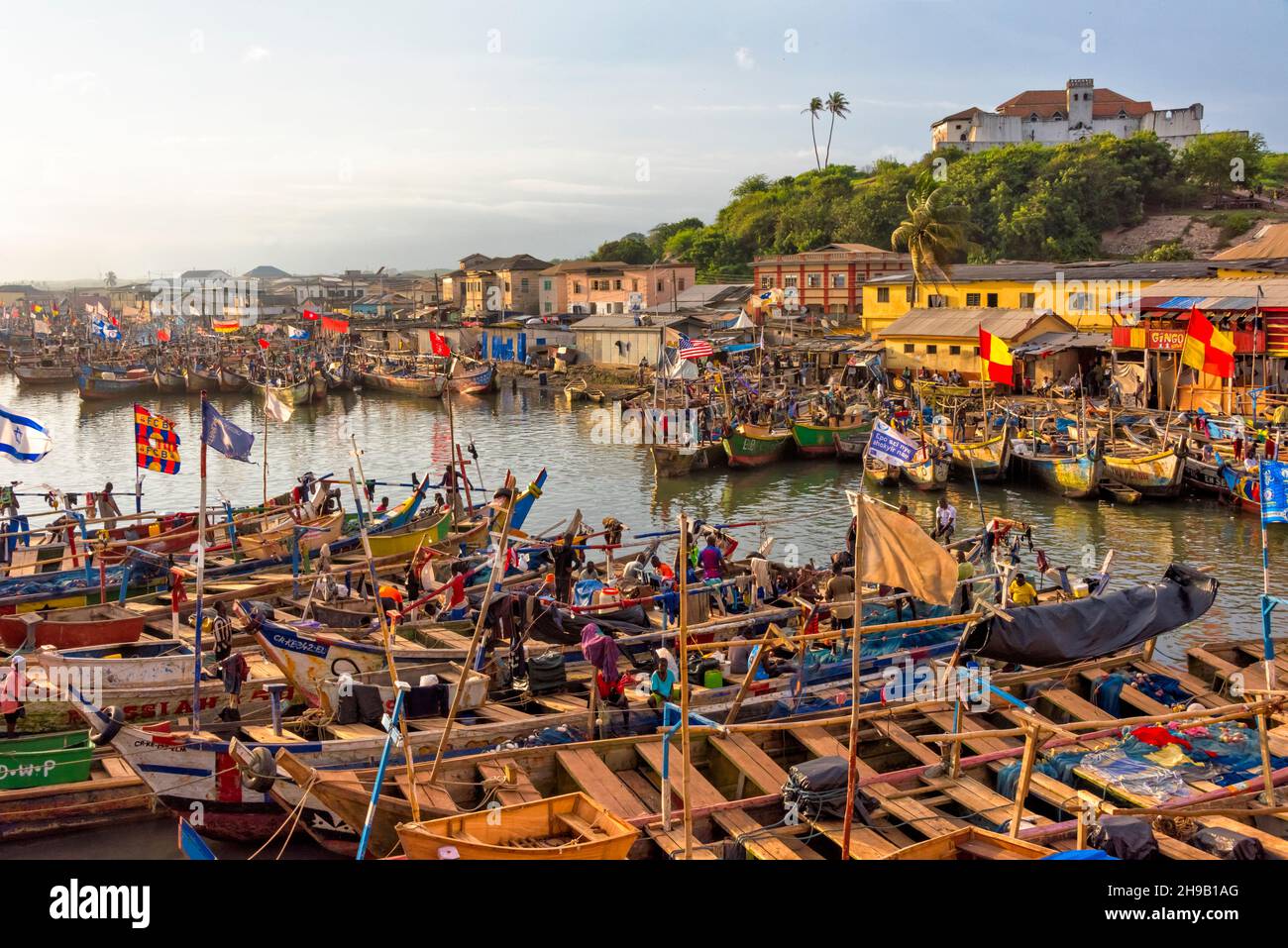 Bateaux de pêche colorés dans le port, fort Coenraadsburg (fort Sao Tiago da Mina) au loin, Elmina, région centrale, Ghana Banque D'Images