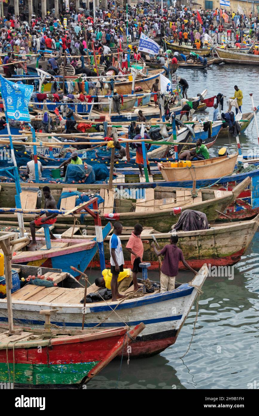 Bateaux de pêche colorés dans le port, Elmina, région centrale, Ghana Banque D'Images