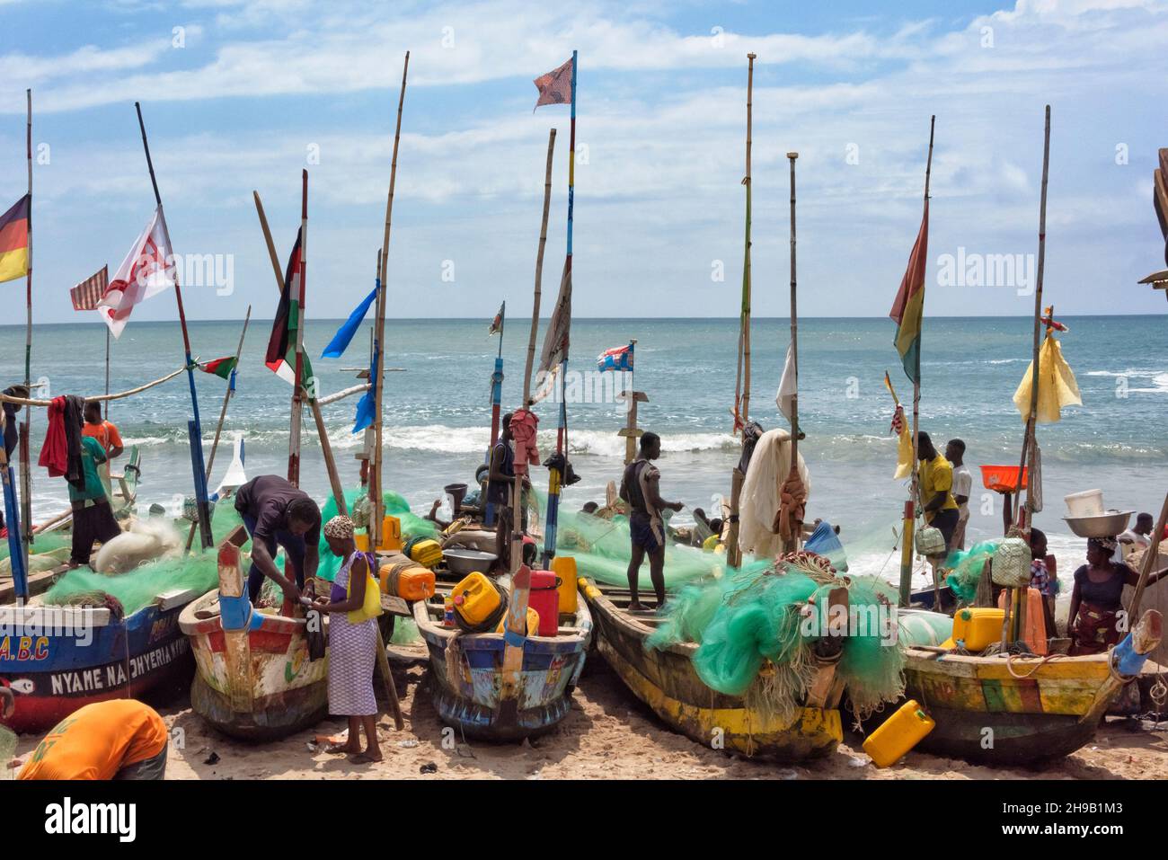 Bateaux de pêche colorés dans le port, Cape Coast, région du Centre, Ghana Banque D'Images