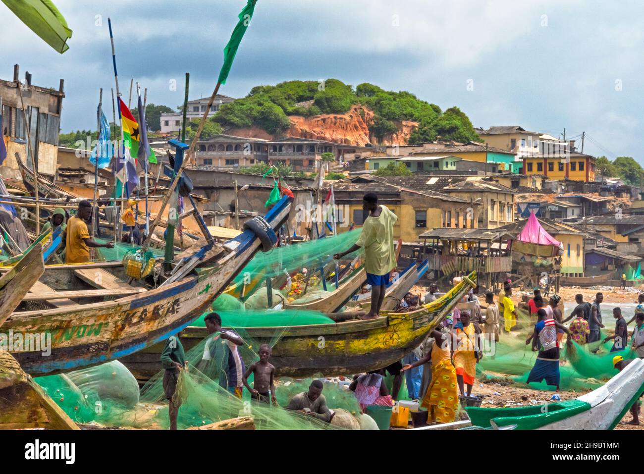 Bateaux de pêche colorés dans le port, Cape Coast, région du Centre, Ghana Banque D'Images