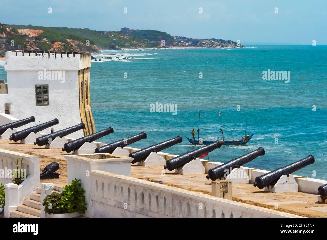 Cannon sur le mur à Cape Coast Castle, site classé au patrimoine mondial de l'UNESCO, Cape Coast, région du Centre, Ghana Banque D'Images