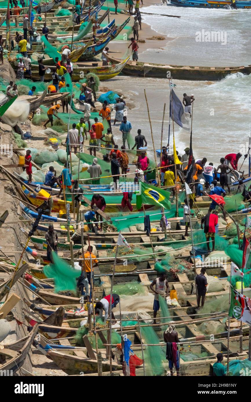Bateaux de pêche colorés dans le port, Cape Coast, région du Centre, Ghana Banque D'Images
