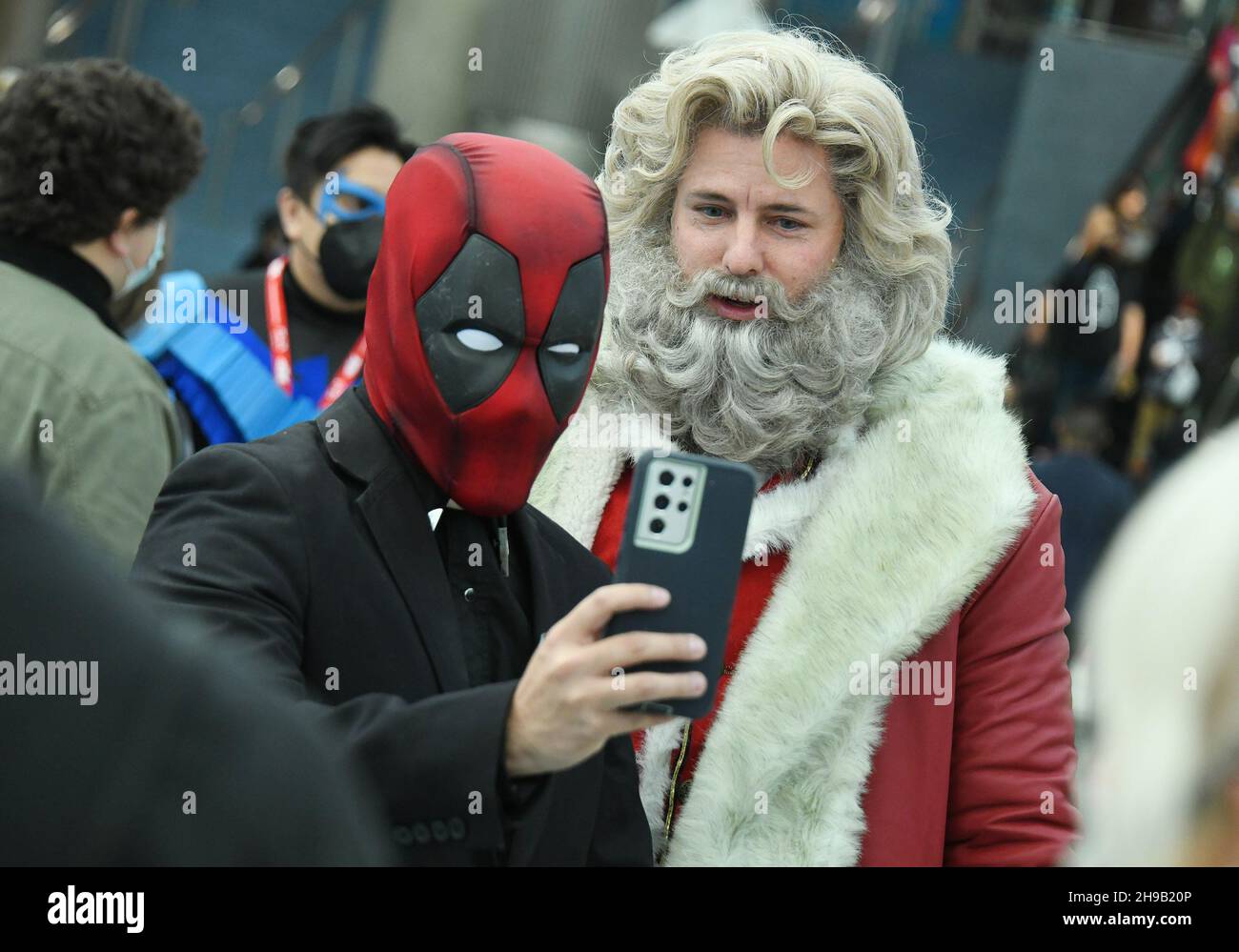 Los Angeles, États-Unis.05e décembre 2021.(G-D) Un cojoueur de Dead Pool prenant un selfie avec Santa Clause le jour 3 de la Comic con 2021 de Los Angeles tenue au Los Angeles Convention Center à Los Angeles, CA le dimanche 5 décembre 2021.(Photo par Sthanlee B. Mirador/Sipa USA) crédit: SIPA USA/Alay Live News Banque D'Images