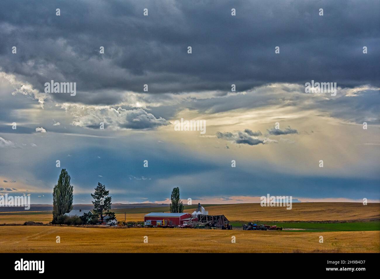 Lumière du soleil qui brille à travers les nuages sur les terres agricoles, est de l'État de Washington, États-Unis Banque D'Images