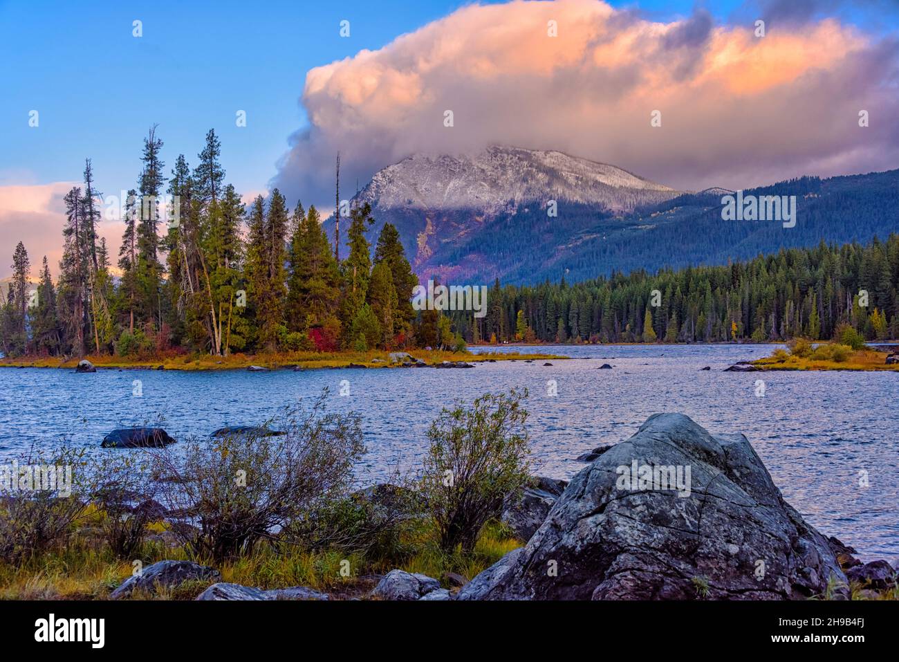 Lac Wenatchee au lever du soleil, Leavenworth, État de Washington, États-Unis Banque D'Images