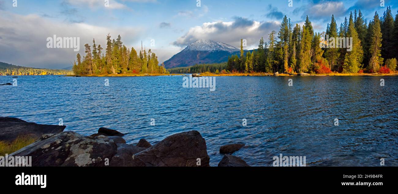 Lac Wenatchee au lever du soleil, Leavenworth, État de Washington, États-Unis Banque D'Images