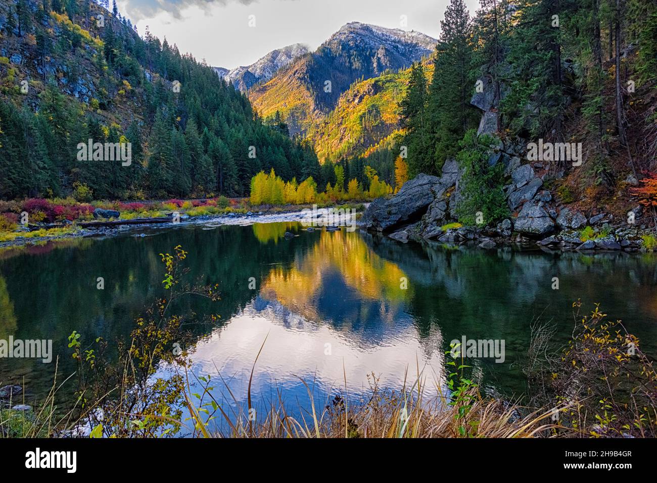 Montagne de feuillage d'automne avec réflexion dans la rivière Wenatchee, Leavenworth, État de Washington, États-Unis Banque D'Images