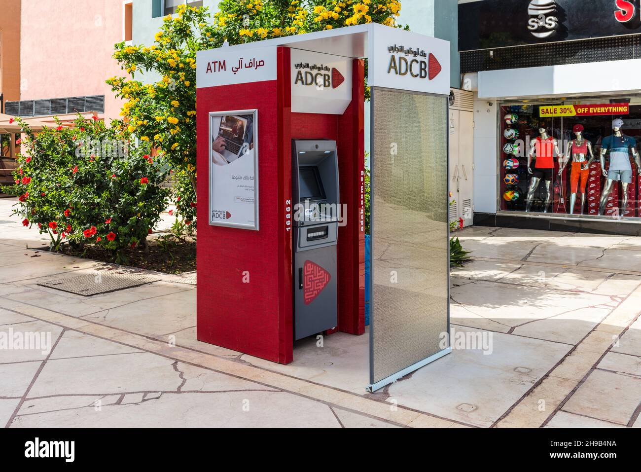 Hurghada, Egypte - 31 mai 2021 : ATM Bank ADCB sur la promenade de la rue New Marina à Hurghada.Lettrage en anglais et en arabe. Banque D'Images