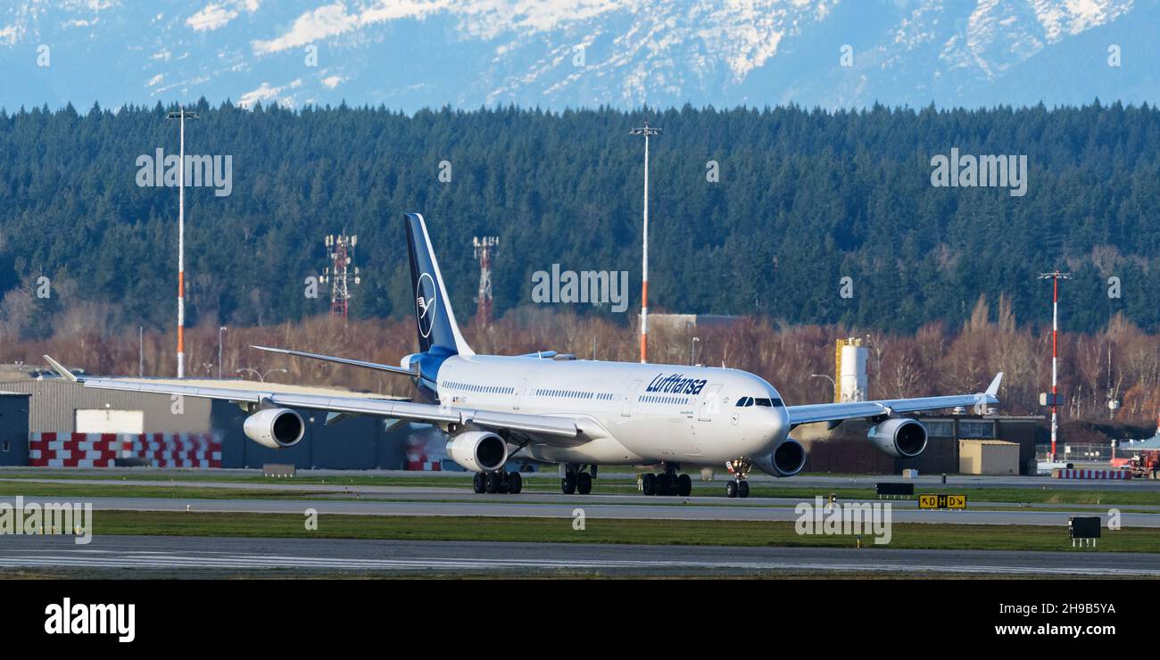 Richmond, Colombie-Britannique, Canada.3 décembre 2021.Un taxi Lufthansa Airbus A340-300 (D-AIGT) à bord d'un avion à réaction à l'aéroport international de Vancouver.(Image de crédit : © Bayne Stanley/ZUMA Press Wire) Banque D'Images