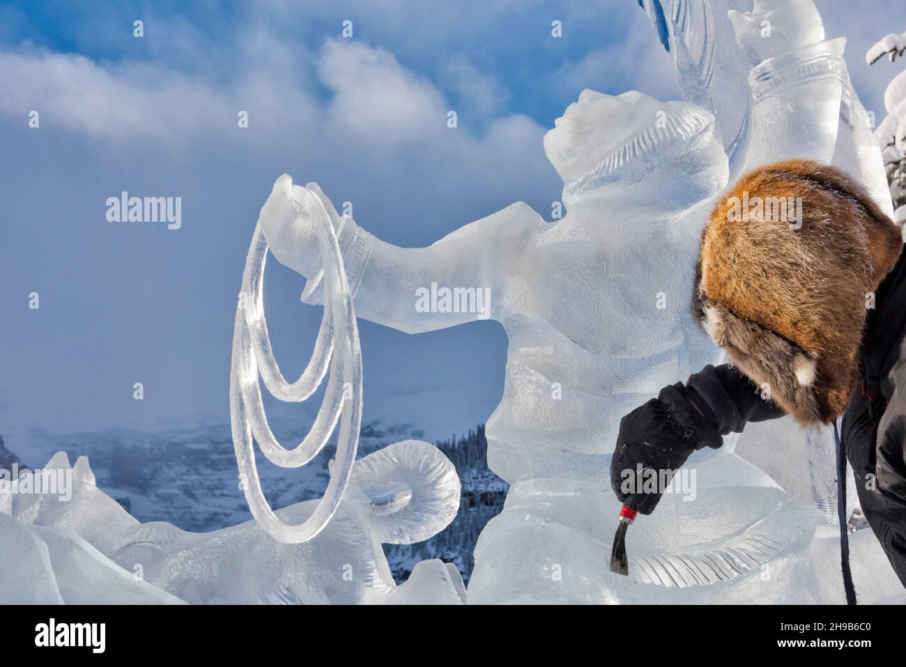 Artiste travaillant sur la sculpture sur glace pendant le Ice Magic Festival, Lake Louise, parc national Banff, Alberta, Canada Banque D'Images