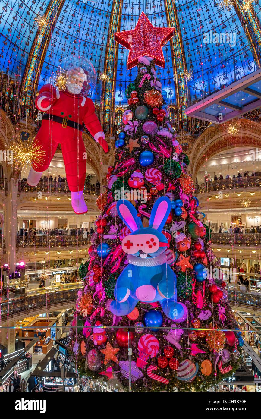 Paris, France - 12 04 2021: Le Père Noël habillé comme cosmonaute, se  promène dans le joli arbre de Noël coloré des Galeries Lafayette Haussmann  Photo Stock - Alamy