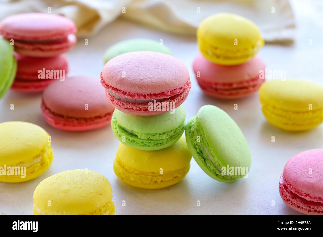 gâteaux de macarons multicolores. macarons rouges, verts et jaunes.Macaron en gros plan Banque D'Images