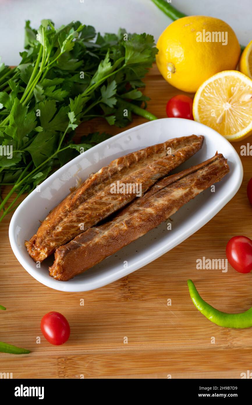 Filet de maquereau sur fond de bois.Plats de fruits de mer. Nom local isli uskumru Banque D'Images