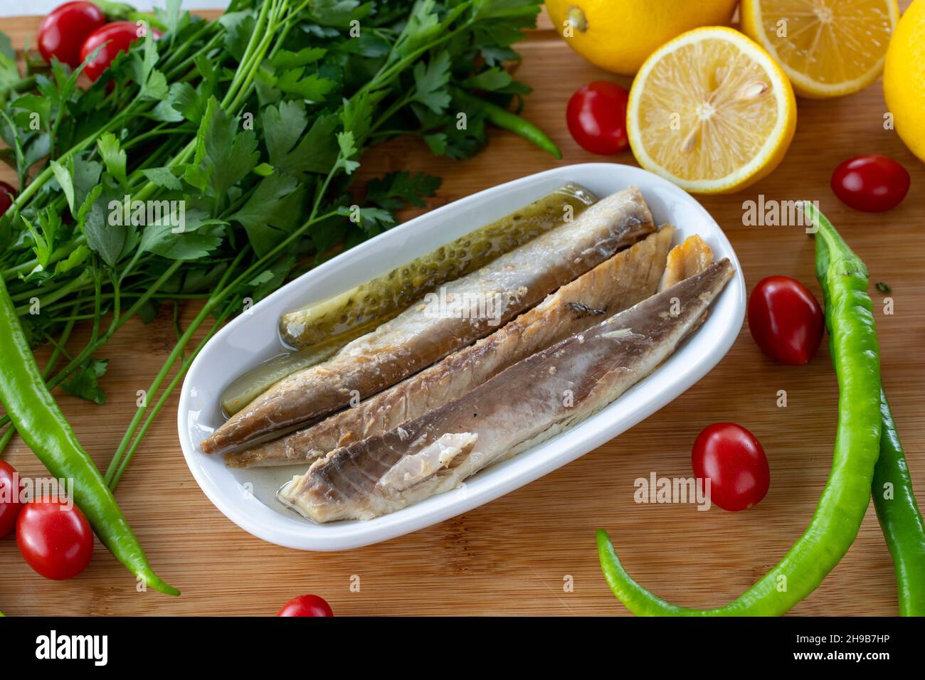 Filet de maquereau sur fond de bois.Plats de fruits de mer. Nom local isli uskumru Banque D'Images