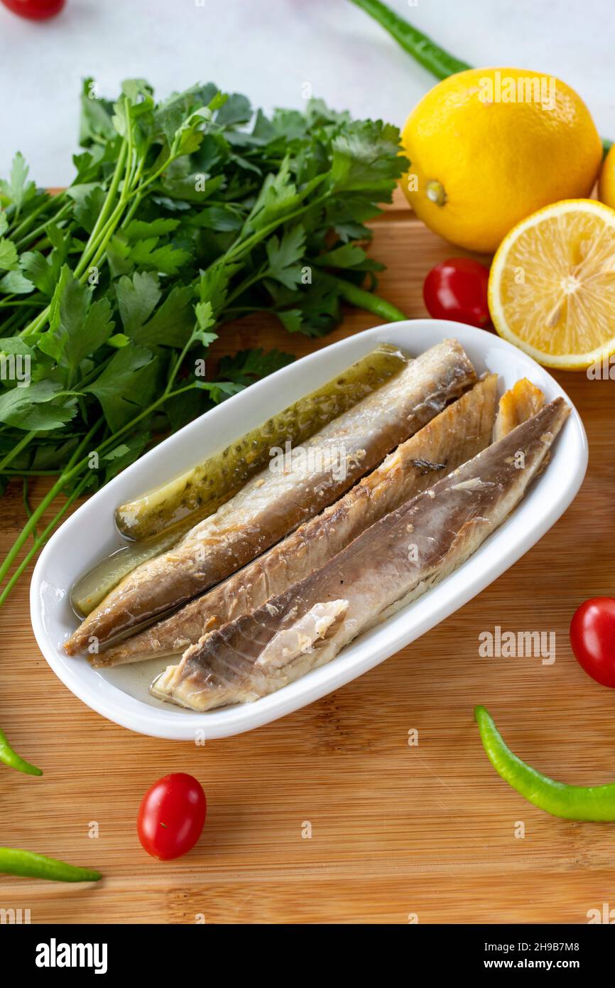 Filet de maquereau sur fond de bois.Plats de fruits de mer. Nom local isli uskumru Banque D'Images