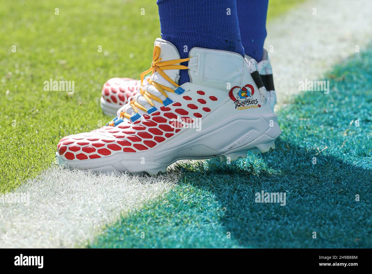 Dimanche 5 décembre 2021 ; Miami Gardens, FL États-Unis ; les crampons des Giants de New York sont le centre Billy Price (69) pour la Rooster’s Foundation qui encourage les amitiés tout en faisant du travail de charité tout en aidant les enfants dans le besoin lors d’un match de la NFL contre les Miami Dolphins au Hard Rock Stadium. Les dauphins ont battu les géants 20-9. (Kim Hukari/image du sport) Banque D'Images
