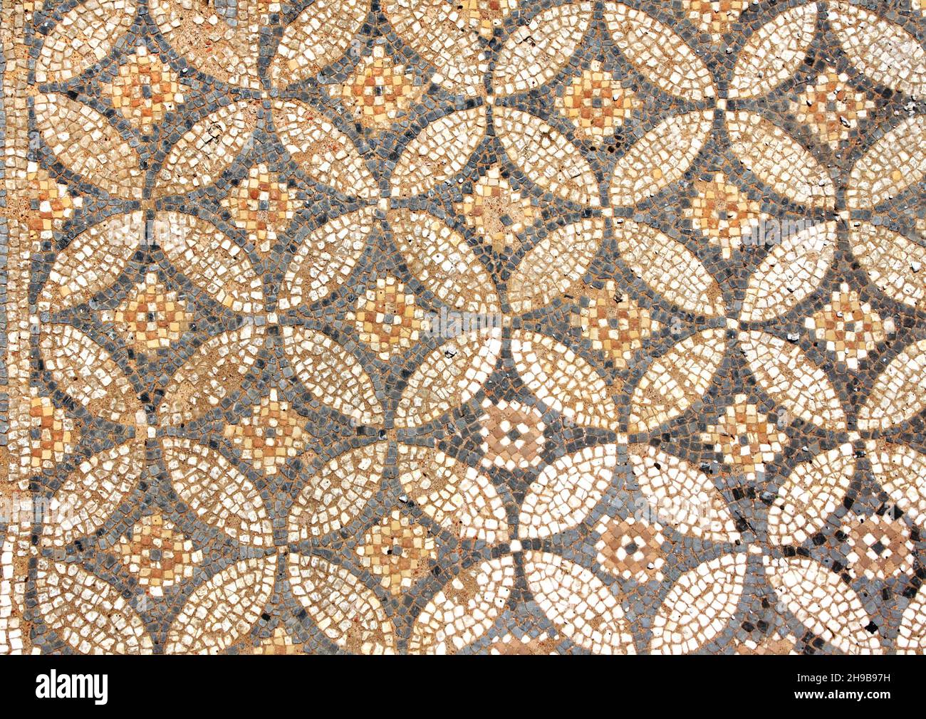 Fragment de mosaïque antique aux Grands bains, Dion, Pieria, Grèce.Cadre en mosaïque ancien avec espace de copie pour le texte Banque D'Images