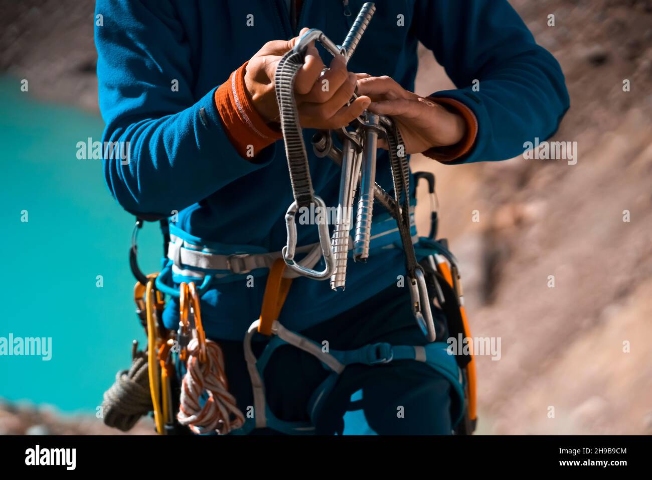 L'homme tient une équipe de glace dans ses mains. Banque D'Images