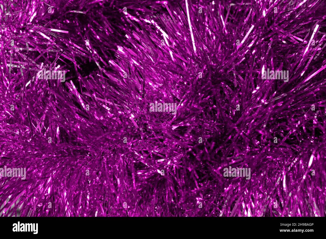 Guirlande de Noël mauve avec paillettes en gros plan Banque D'Images