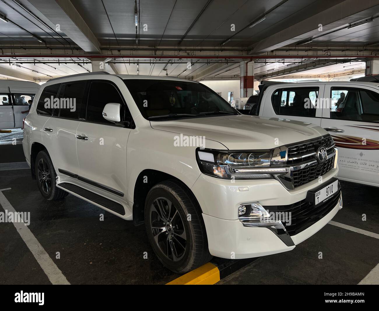 Oyota Land Cruiser série 200 Restyling 2 Excalibur vue avant, vue de trois quarts, phare éteint Banque D'Images