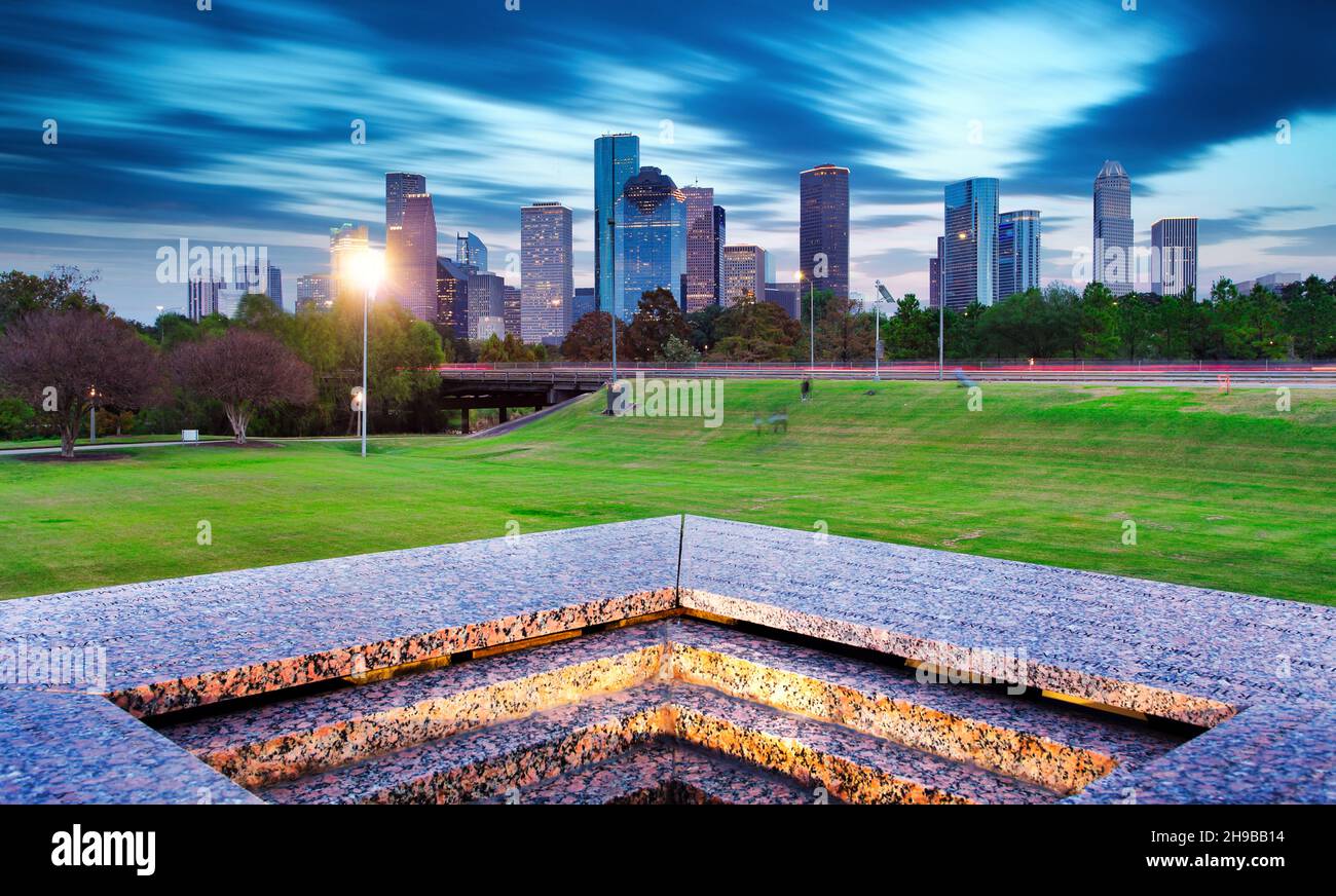 Houston skyline en journée ensoleillée de l'herbe du parc du Texas USA Banque D'Images