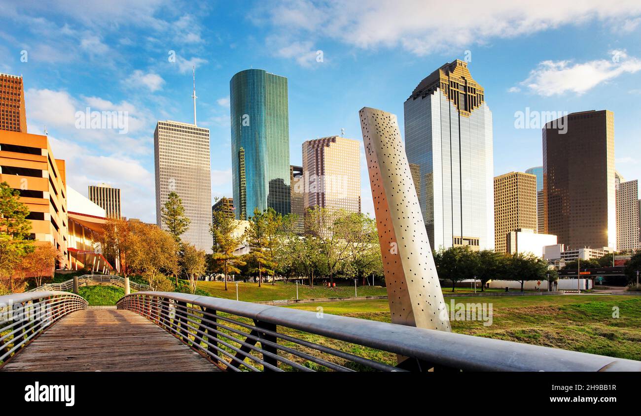 Le pont d'Oden à Buffalo Bayou Park, avec une vue magnifique sur le centre-ville de Houston (gratte-ciel) en arrière-plan pendant une journée d'été - Houston, Texas, Banque D'Images