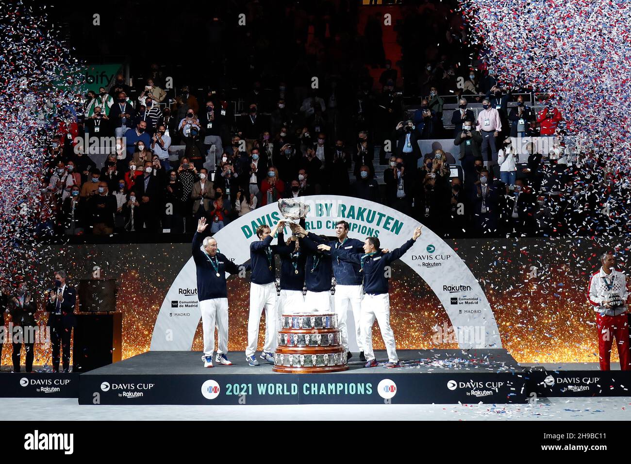 Équipe de Russie fêtez la victoire avec le trophée lors de la finale de la coupe Davis 2021, match de tennis entre la Russie et la Croatie le 5 décembre 2021 à Madrid Arena à Madrid, Espagne - photo: Oscar Barroso/DPPI/LiveMedia Banque D'Images