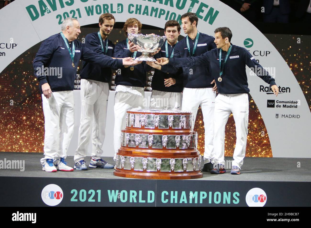 Équipe de Russie fêtez la victoire avec le trophée lors de la finale de la coupe Davis 2021, match de tennis entre la Russie et la Croatie le 5 décembre 2021 à Madrid Arena, Espagne - photo: Laurent Lairys/DPPI/LiveMedia Banque D'Images