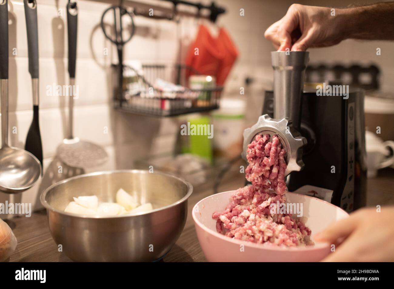 Machine à hacher avec de la viande fraîche hachée dans la cuisine  maison.Préparation de la viande hachée mains mâles gros plan Photo Stock -  Alamy