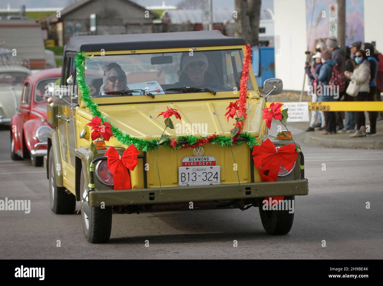 Richmond, Canada.5 décembre 2021.Des voitures classiques sont vues courir dans une rue pendant la croisière de Noël à Richmond, Colombie-Britannique, Canada, le 5 décembre 2021.L'événement annuel a attiré des dizaines de voitures classiques à défiler dans les rues pour répandre la joie de la saison des fêtes.Credit: Liang Sen/Xinhua/Alay Live News Banque D'Images