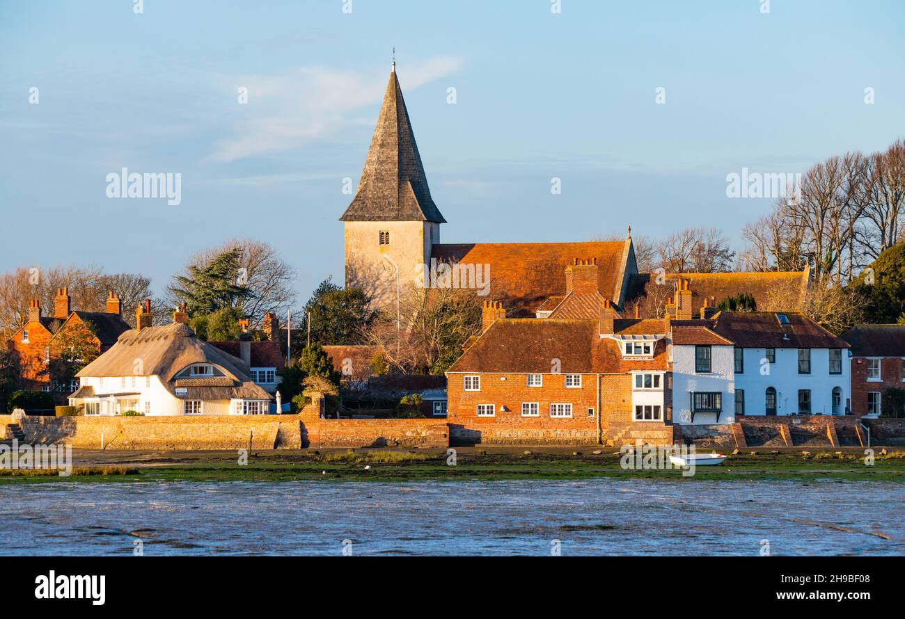 La première classe a inscrit l'église anglicane de la paroisse Sainte-Trinité dans le village de Bosham à Bosham Quay (Bosham Creek), Chichester Harbour, West Sussex, Angleterre, Royaume-Uni Banque D'Images