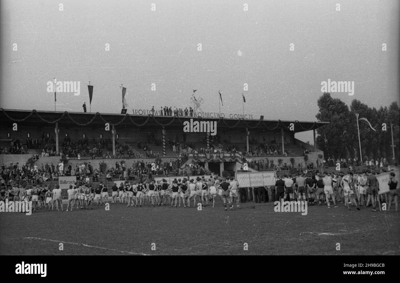 Zabrze, 1947-09.Stadion miejski (od 1948 r. stadion Klubu Sportowego Górnik Zabrze).wspó³zawodnictwo rnicze z udzia³em uczniów œl¹skich szkó³ przysposobienia przemys³owego.NZ. Pokazy na rozpoczêcie zawodów. bk/mgs PAP Dok³adny dzieñ wydarzenia nieustalony.Zabrze, 1947 septembre.Le stade de la ville (à partir de 1948 le stade du Gornik Zabrze Sports Club).Concours sportif mineur avec la participation d'étudiants des écoles de formation professionnelle Silésie.Photo : un spectacle au début de la compétition. bk/mgs PAP Banque D'Images