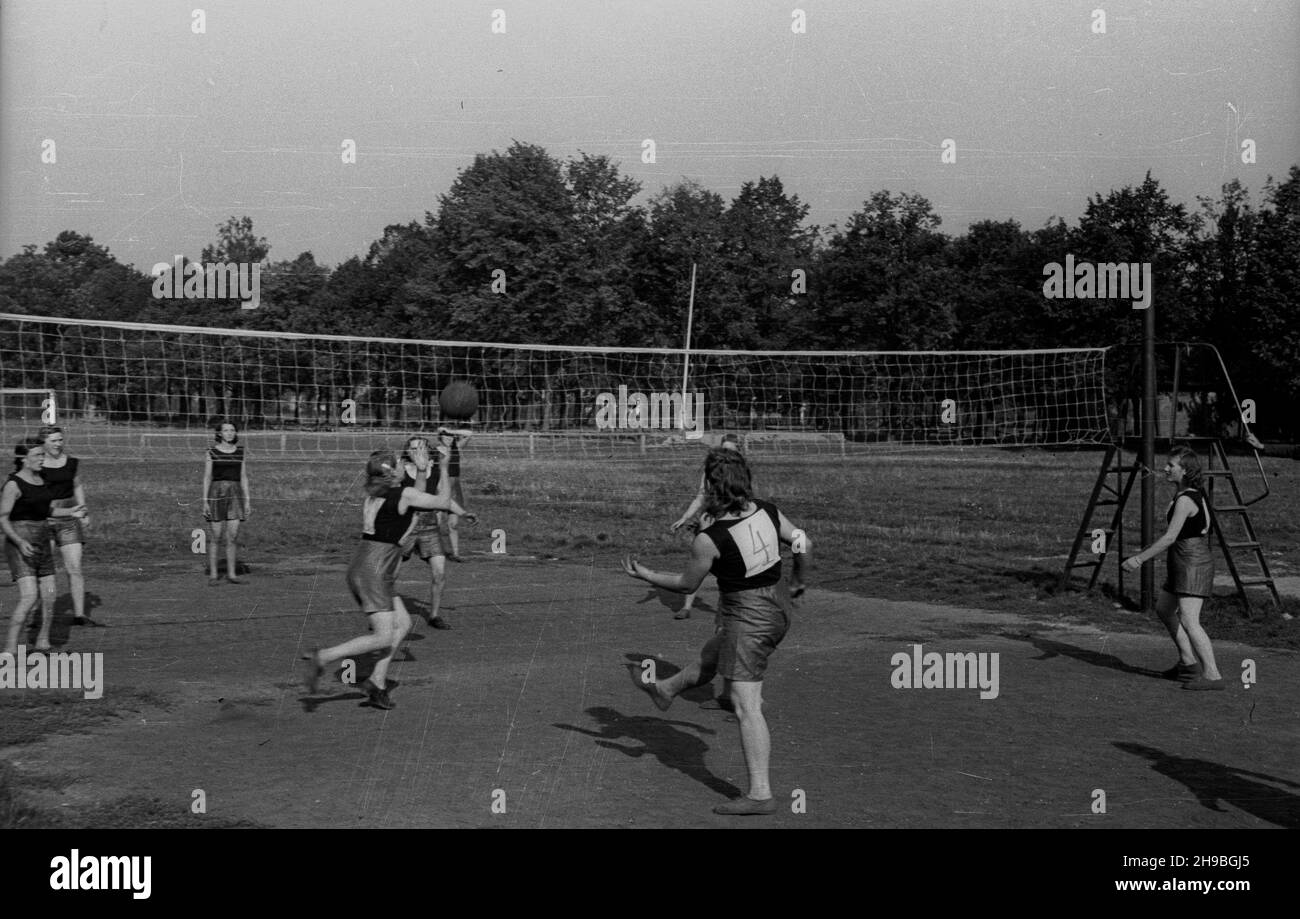 Polska, 1947-09.Szko³a Przyspobienia Przemys³owego.Zajêcia wychowania fizycznego na boisku szkolnym.NZ. Uczennice graj¹ W siatkówkê. bk/mgs PAP Dok³adny dzieñ wydarzenia nieustalony.Pologne, 1947 septembre.L'école de formation industrielle.La classe sport.Lycéens jouant au volley-ball. bk/mgs PAP Banque D'Images