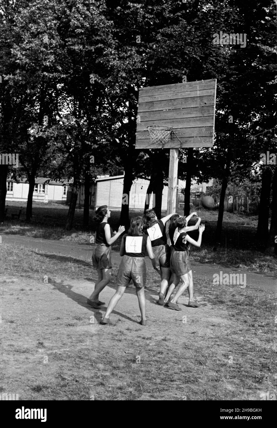 Polska, 1947-09.Szko³a Przyspobienia Przemys³owego.Zajêcia wychowania fizycznego na boisku szkolnym.NZ. Uczennice graj¹ W koszykówkê. bk/mgs PAP Dok³adny dzieñ wydarzenia nieustalony.Pologne, 1947 septembre.L'école de formation industrielle.La classe sport.Écoliers jouant au basket-ball. bk/mgs PAP Banque D'Images