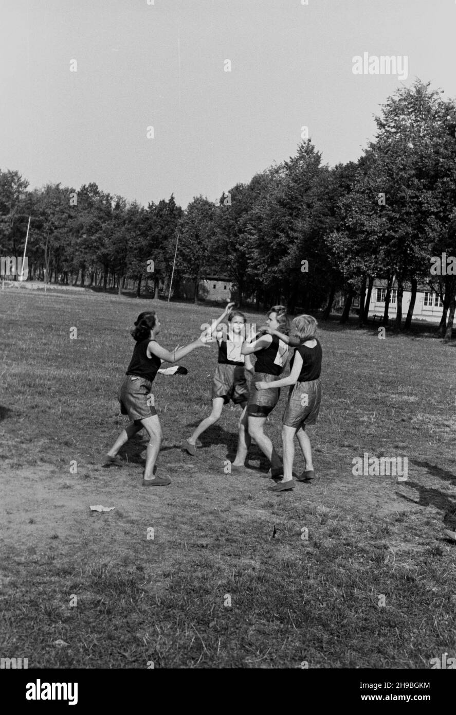 Polska, 1947-09.Szko³a Przyspobienia Przemys³owego.Zajêcia wychowania fizycznego na boisku szkolnym.NZ. Uczennice graj¹ W koszykówkê. bk/mgs PAP Dok³adny dzieñ wydarzenia nieustalony.Pologne, 1947 septembre.L'école de formation industrielle.La classe sport.Écoliers jouant au basket-ball. bk/mgs PAP Banque D'Images