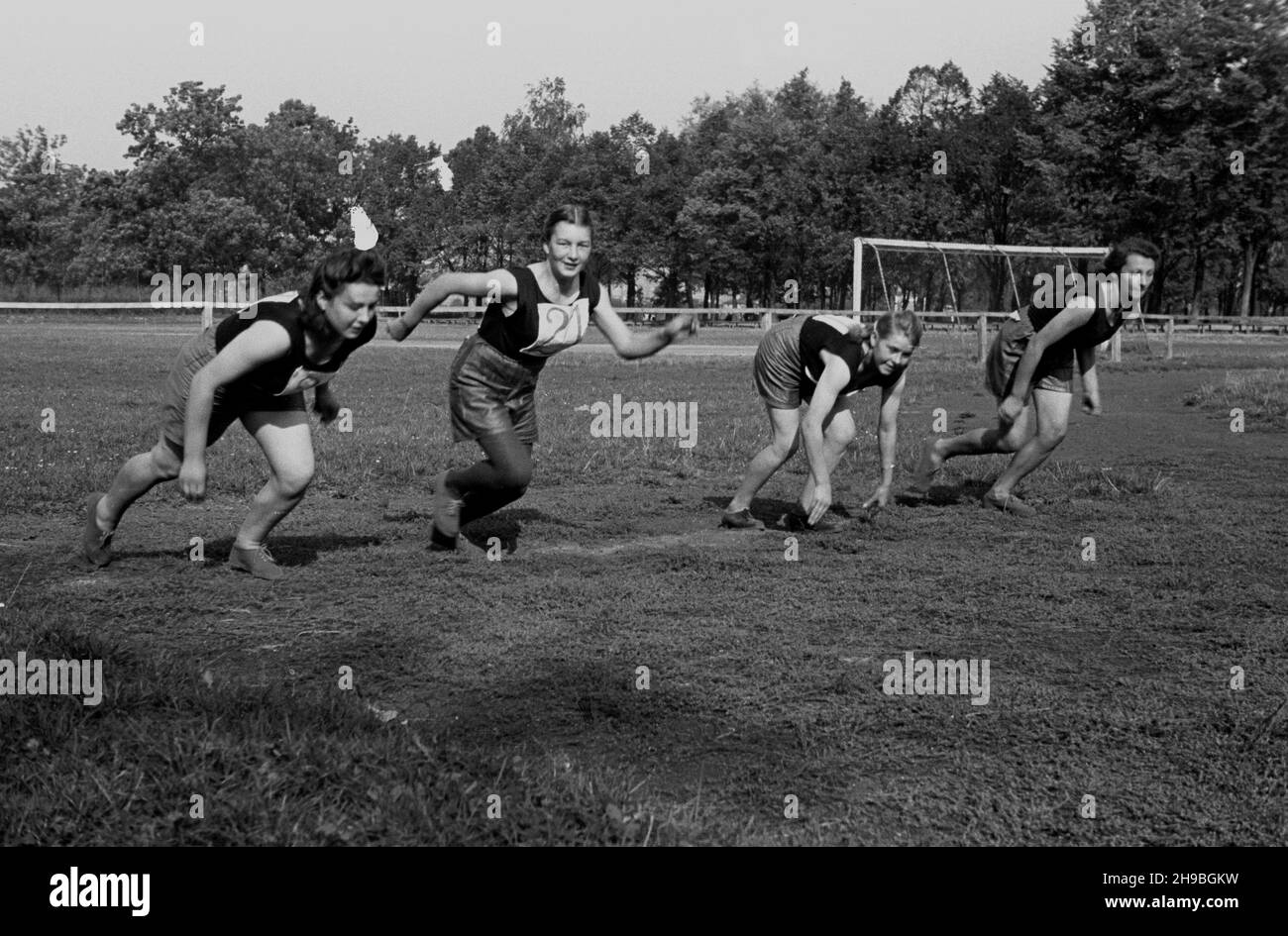 Polska, 1947-09.Szko³a Przyspobienia Przemys³owego.Zajêcia wychowania fizycznego na boisku szkolnym.NZ. Uczennice æwicz¹ biegi. bk/mgs PAP Dok³adny dzieñ wydarzenia nieustalony.Pologne, 1947 septembre.L'école de formation industrielle.La classe sport.Les écolières s'entraînent à courir. bk/mgs PAP Banque D'Images