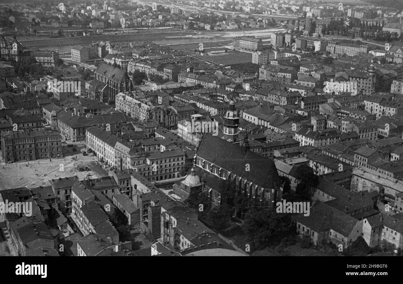 Cracovie, 1947-09.Widok z lotu ptaka.NZ. na pierwszym planie widoczny od lewej koœció³ pw.œw.Micha³a Archanio³a, koœció³ pw.œw.œw.Ma³gorzaty, koœció³ Bo¿ego Cia³a.W tle - Zamek Królewski na Wawelu. po/mgs PAP Dok³adny dzieñ wydarzenia nieustalony.Cracovie, le 1947 septembre.Une vue plongeante.Photo : en premier plan, l'église Saint-Michel-Archange (de gauche à droite) et l'église Sainte-Catherine d'Alexandrie et l'église Sainte-Marguerite de droite à droite.En arrière-plan : le château royal de Wawel. po/mgs PAP Banque D'Images