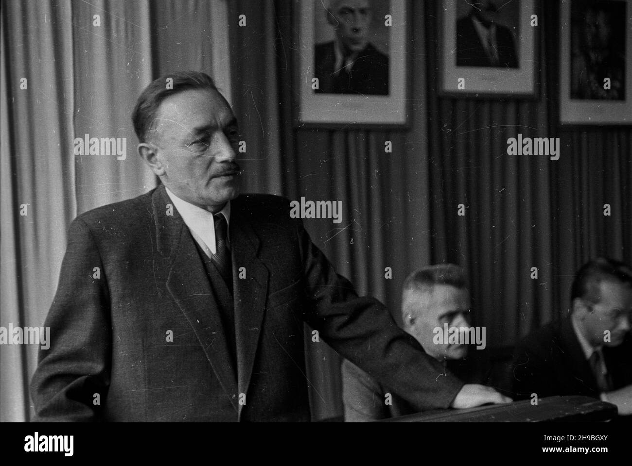 Varsovie, 1947-09.Posedzenie robocze Naczelnej Rady Odbudowy Warszawy.NZ. Przemawia prezydent Boles³aw Bierut. po/mgs/mb PAP Dok³adny dzieñ wydarzenia nieustalony.Varsovie, le 1947 septembre.Une réunion de travail du Conseil principal de la reconstruction de Varsovie.Photo: Président Boleslaw Bierut. po/mgs/mb PAP Banque D'Images