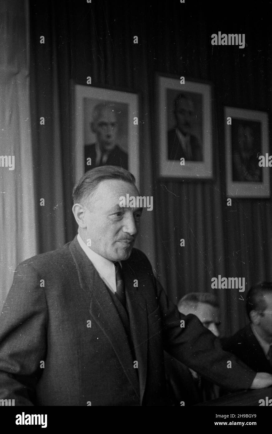 Varsovie, 1947-09.Posedzenie robocze Naczelnej Rady Odbudowy Warszawy.NZ. Przemawia prezydent Boles³aw Bierut. po/mgs PAP Dok³adny dzieñ wydarzenia nieustalony.Varsovie, le 1947 septembre.Une réunion de travail du Conseil principal de la reconstruction de Varsovie.Photo: Président Boleslaw Bierut. po/mgs PAP Banque D'Images