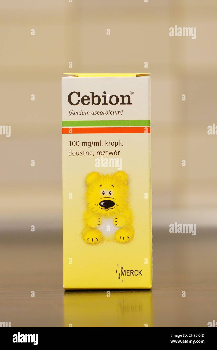 POZNAN, POLOGNE - 17 septembre 2016 : un cliché vertical des gouttes de vitamine de marque polonaise Cebion dans une boîte Banque D'Images