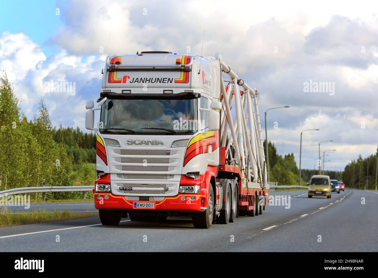 Le camion Scania R730 de Janhunen transporte un objet industriel sur une remorque à plateau surchargée sur autoroute en été.Akaa, Finlande.11 août 2016. Banque D'Images