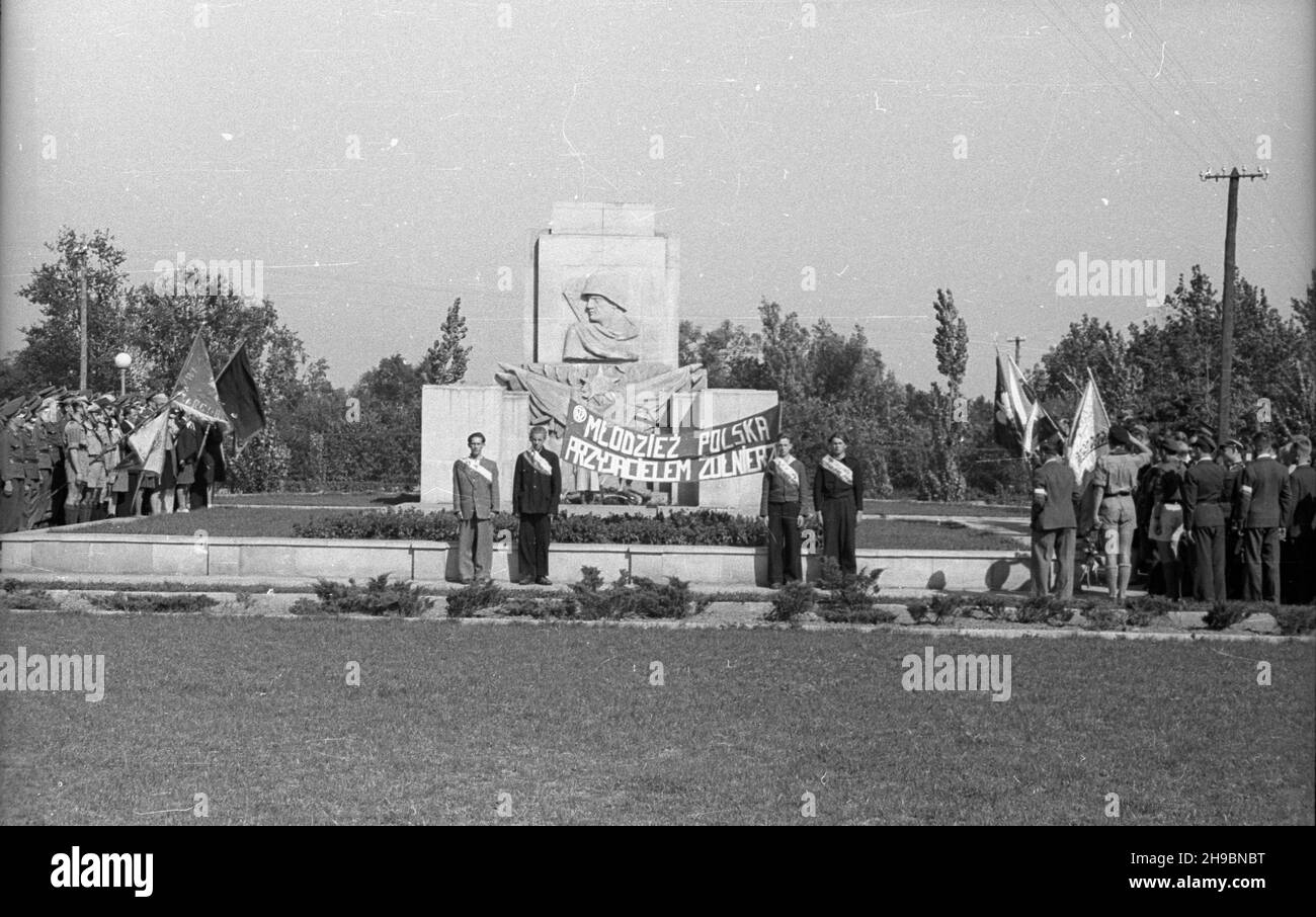 Varsovie, 1947-09-14.Uroczystoœci W trzeci¹ rocznicê wyzwolenia dzielnicy Praga przez wojska polskie i radzieckie.cz³onkowie organizacji m³odzie¿owych, harcerze i ¿o³nierze i dywizji Wojska Polskiego podczas meamii sk³adania wieñców popónikiem poleg³ych ¿o³nierzy Armii Czerwonej. po/mgs PAPVarsovie, le 14 septembre 1947.Cérémonies marquant le 3e anniversaire de la libération du district de Praga par les soldats polonais et soviétiques.Photo : des membres d'organisations de jeunesse, des scouts et des soldats de la 1re division de l'Armée polonaise ont déposé des couronnes au monument aux soldats de l'Armée rouge tombée. p Banque D'Images