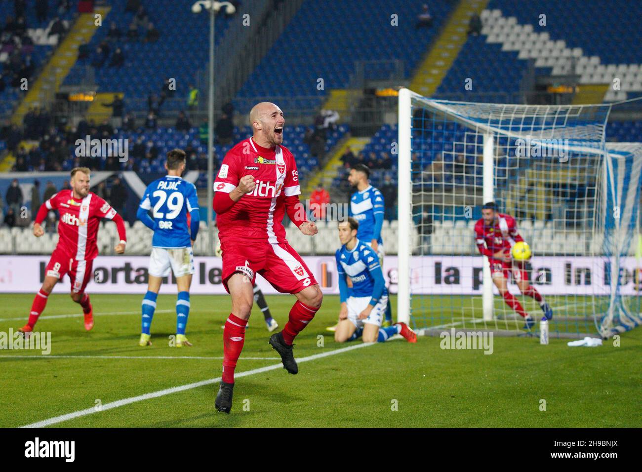 Brescia, Italie.04e décembre 2021.Luca Caldirola (#5 Monza) but Célébrez pendant Brescia Calcio vs AC Monza, football italien série B match à Brescia, Italie, décembre 04 2021 crédit: Agence de photo indépendante / Alamy Live News Banque D'Images