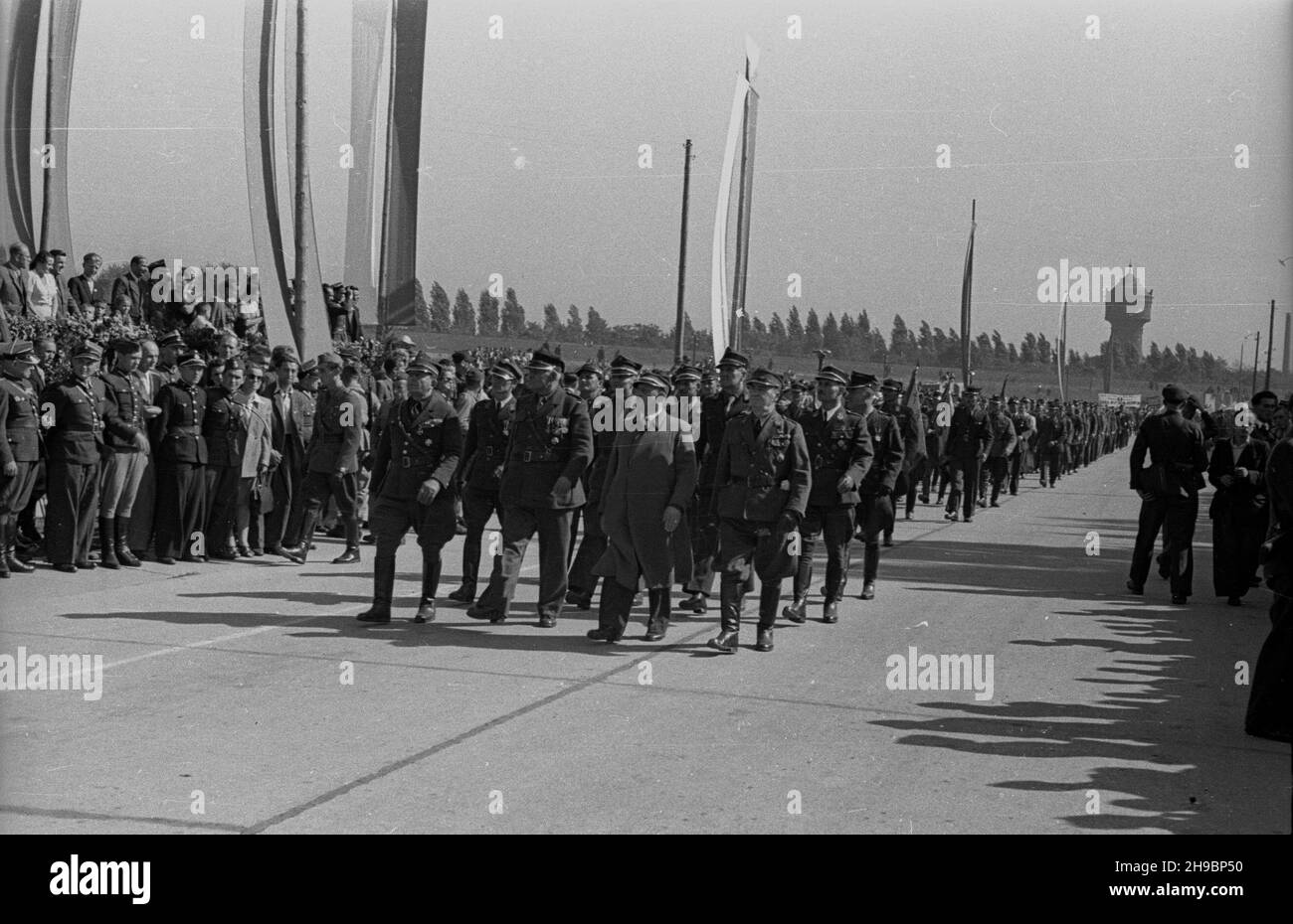 Opole, 1947-09-14.Ogólnkopolskie obchody Œwiêta Plonów, do¿ynki.Defilada na miejskich b³oniach.NZ. Pochód cz³onków organizacji kombatanckich. po/mgs PAPOpole, 14 septembre 1947.Fête de la moisson en Pologne.Une parade sur la commune.Photo : des membres d'organisations de vétérans de guerre défilent. po/mgs PAP Banque D'Images