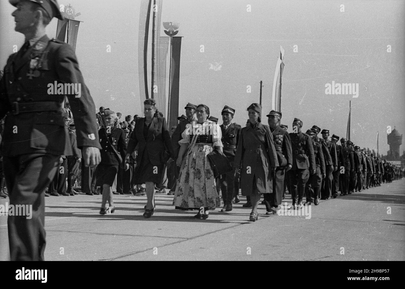 Opole, 1947-09-14.Ogólnkopolskie obchody Œwiêta Plonów, do¿ynki.Defilada na miejskich b³oniach.NZ. Pochód cz³onków organizacji kombatanckich. po/mgs PAPOpole, 14 septembre 1947.Fête de la moisson en Pologne.Une parade sur la commune.Photo : des membres d'organisations de vétérans de guerre défilent. po/mgs PAP Banque D'Images