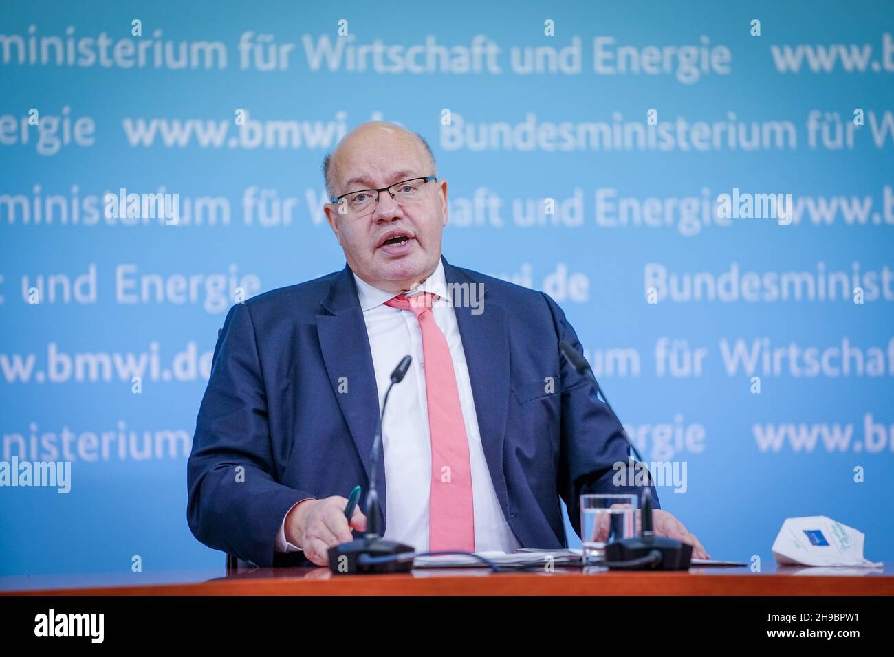 Berlin, Allemagne.06e décembre 2021.Peter Altmaier (CDU), ministre fédéral de l'économie et de l'énergie, tient une conférence de presse finale dans son ministère à la fin de son mandat.Un sujet a été la pandémie de Corona avec les programmes de relance économique.Credit: Kay Nietfeld/dpa/Alay Live News Banque D'Images